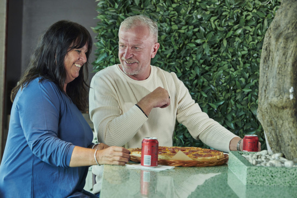  Fornøyd par spiser pizza og drikker brus ombord på Fjord Line