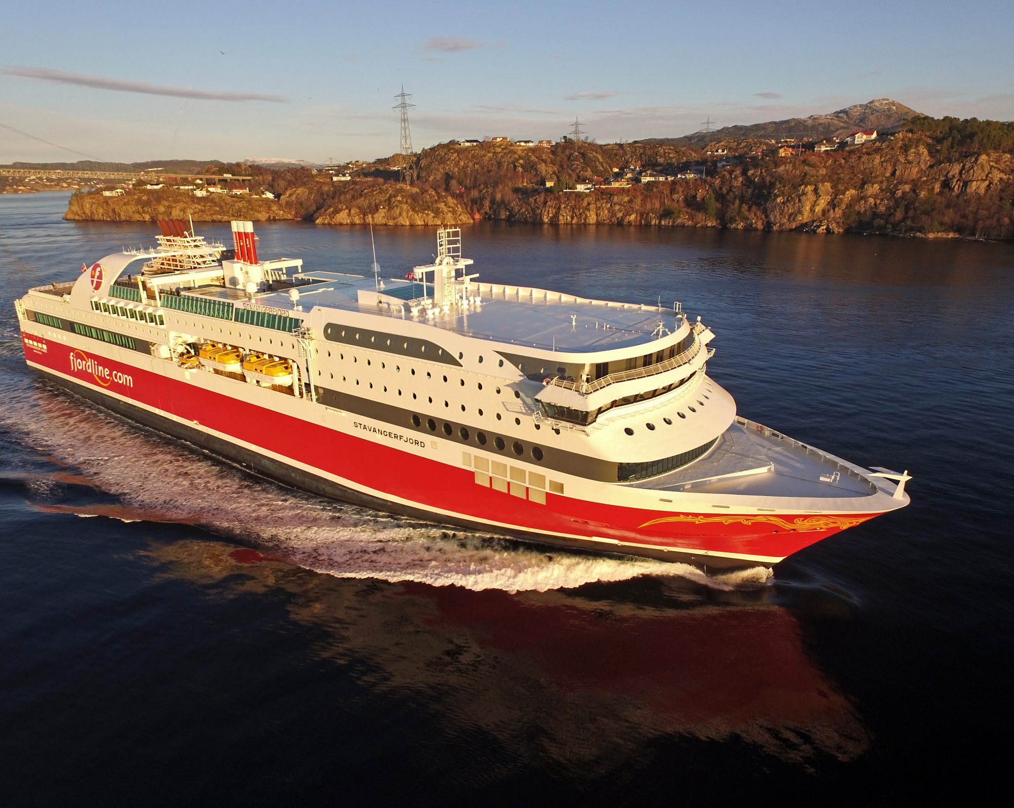 MS Stavangerfjord i godt driv ut fra Bergen tidlig i januar 2018. Foto: Erik Ask