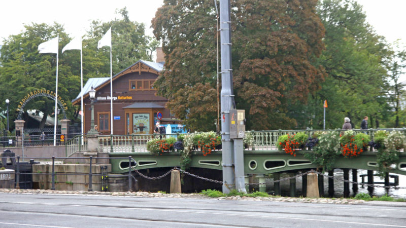 Ved inngangen til Trädgården. Opplevelseshuset ligger meget sentralt til like ved Drottningstorget. Foto: Fjord Line